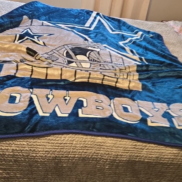 Dallas Cowboys Throw Blanket - Picture 3 of 6